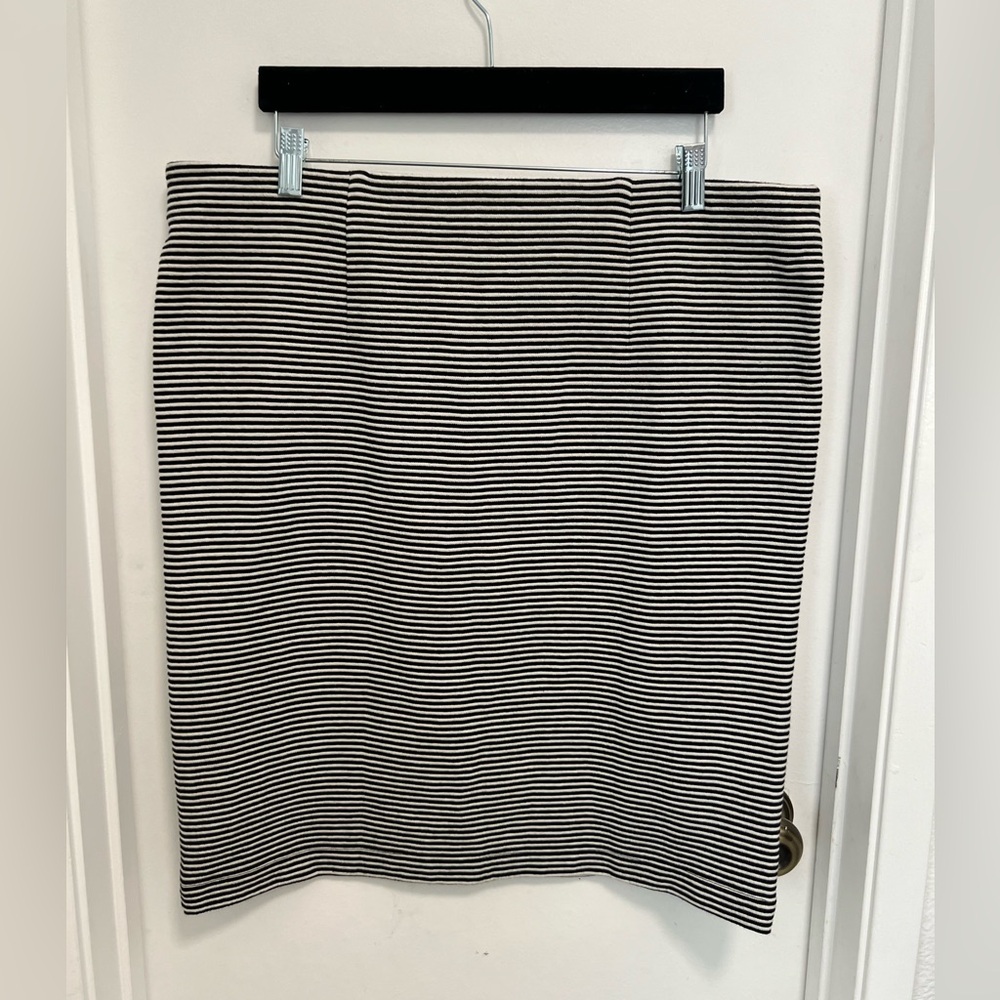NWT LOFT Black and White Pencil Skirt